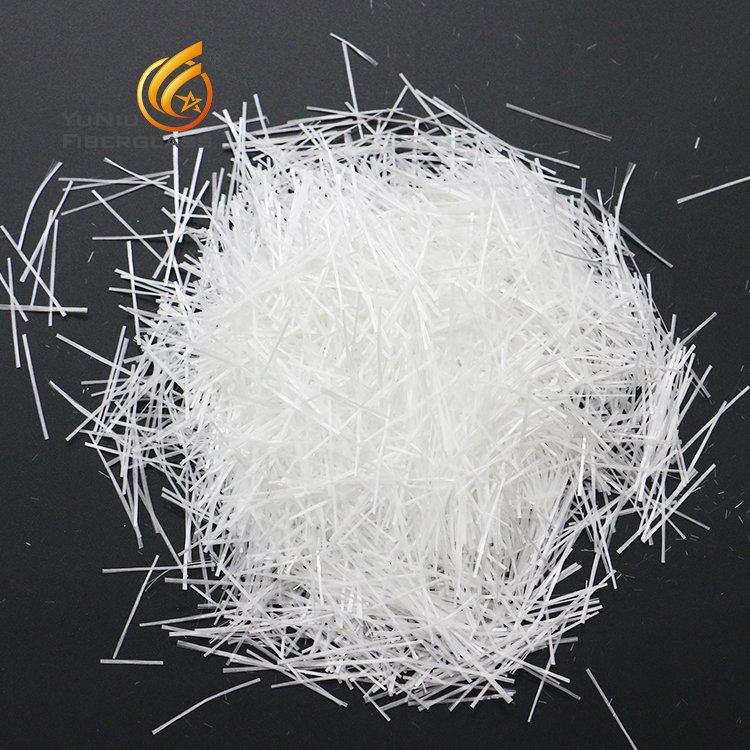Le fournisseur chinois vend en gros des brins coupés en fibre de verre résistant aux alcalis 